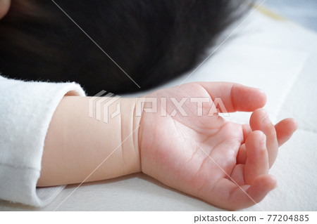 嬰兒打盹的一隻手 嬰兒打盹的一隻手 77204885