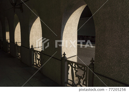 運行在 Hijiribashi 下的 Aiozaka 拱門 77205256