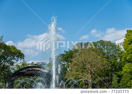 [Fountain and skyscrapers in Hibiya Park] 77205773