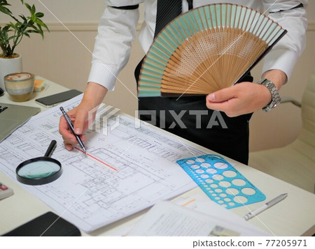 一隻手拿著折扇畫藍圖的商人 77205971
