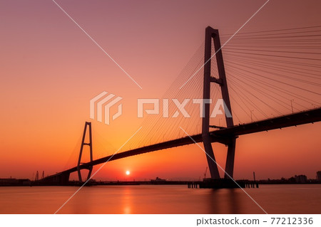 Evening view of Nagoya Port Meiko Triton (Meiko Chuo Ohashi) and the setting sun Evening view of Nagoya Port Meiko Triton (Meiko Chuo Ohashi) and the setting sun 77212336