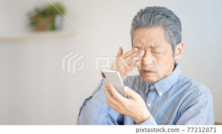 使用智能手機的老花眼老人 77212871