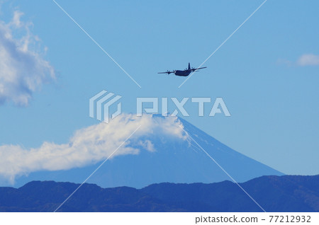 富士山和 C-130 大力神 77212932