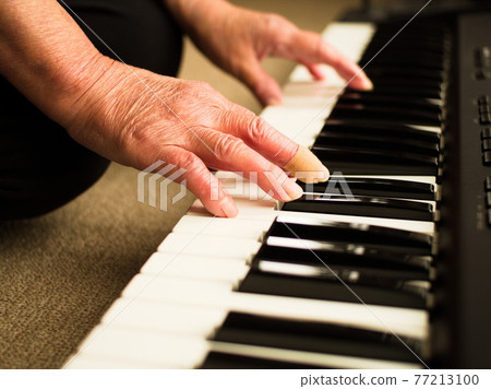 Senior hands 77213100