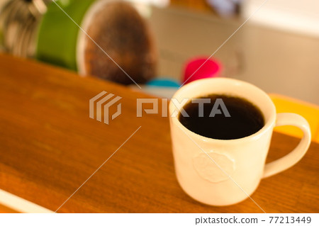 早上在廚房喝咖啡 早上在廚房喝咖啡 77213449