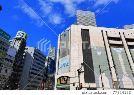 東京新宿街景西新宿一丁目十字路口 77214158