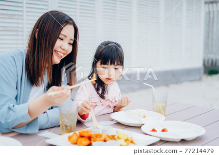 Girls and moms enjoying leisure 77214479