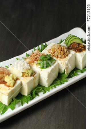 Cold tofu, 5 kinds of bite-sized pieces with plenty of condiments, black wood back 77215106