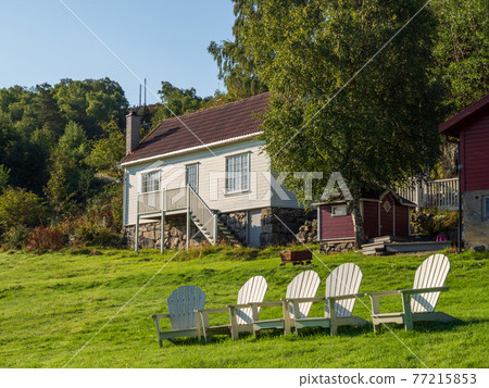 峽灣岸邊的斯堪的納維亞挪威鄉村 77215853