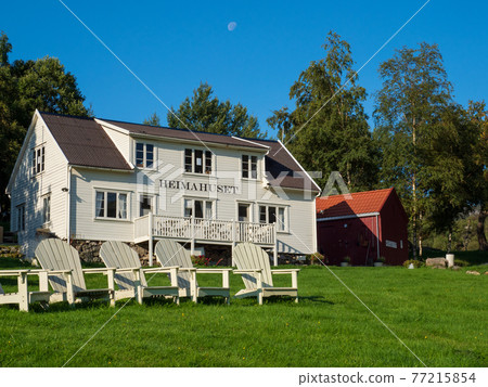 峽灣岸邊的斯堪的納維亞挪威鄉村 77215854