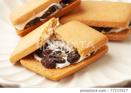 Raisin sand cookies 77215917