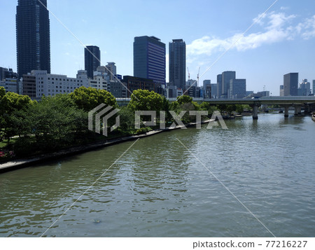 Nakanoshima seen from Tenjinbashi, Osaka 77216227