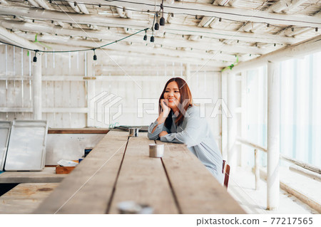 坐在酒吧櫃檯的婦女 坐在酒吧櫃檯的婦女 77217565