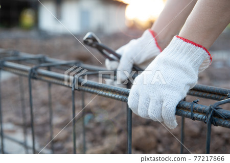 construction workers 77217866