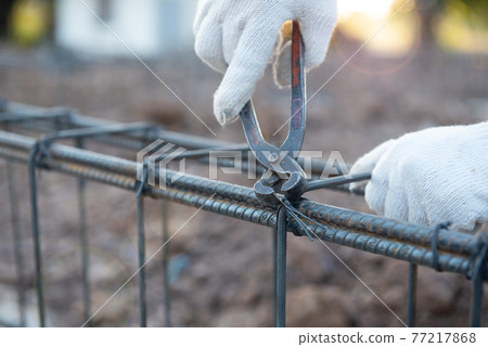 construction workers 77217868