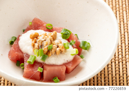 Tuna tororo natto. Tuna tororo natto. 77220859