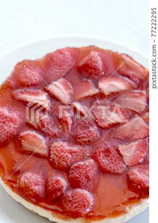 厚實的草莓果凍和雙層手工半熟起司蛋糕 厚實的草莓果凍和雙層手工半熟起司蛋糕 77222295