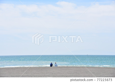 A senior couple relaxing on the Chigasaki coast in spring haze 77223873
