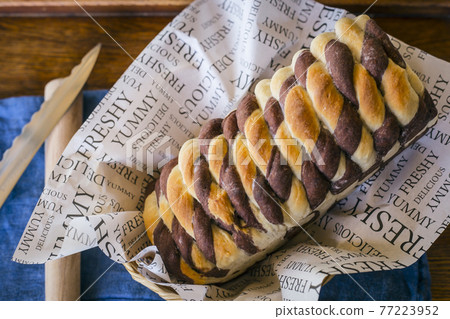 Swirl Brioche with chocolate 77223952