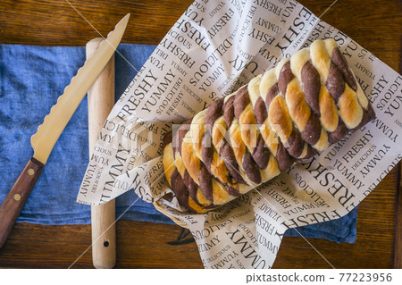 Swirl Brioche with chocolate 77223956