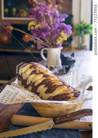 Swirl Brioche with chocolate 77223958