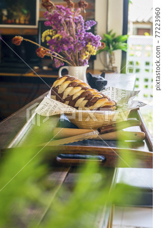 Swirl Brioche with chocolate 77223960