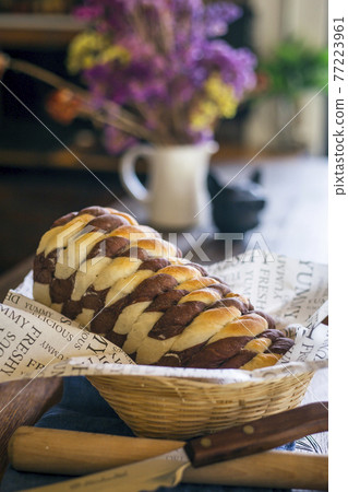 Swirl Brioche with chocolate 77223961