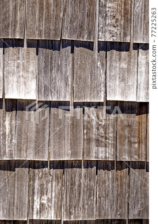 Beautiful wood roof of traditional houses in Castro City - Chile 77225263