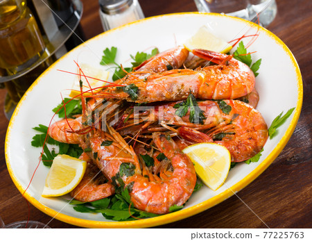 Grilled shrimps with lemon 77225763