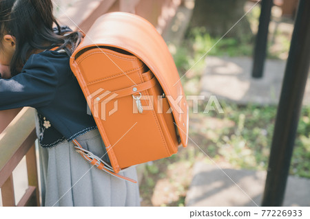 新學生背著書包 77226933