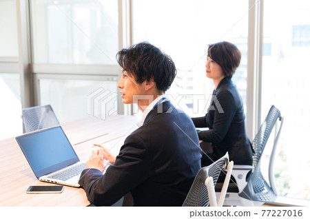 Male businessman and female business woman working in the office Shooting cooperation "+ SHIFT NOGIZAKA" 77227016