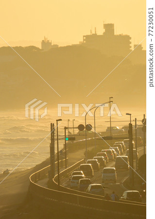 海面波濤洶湧，傍晚海岸線堵車 77230051