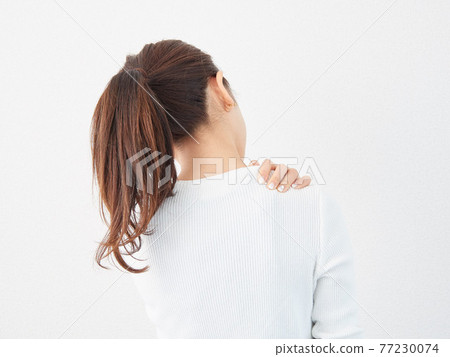遭受肩膀僵硬的亞裔婦女 77230074