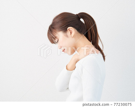 遭受肩膀僵硬的亞裔婦女 77230075