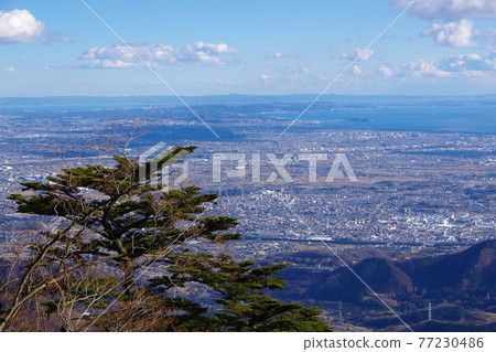 View the direction of Kamakura and Enoshima from the mountain trail of Mt. Oyama, Kanagawa Prefecture View the direction of Kamakura and Enoshima from the mountain trail of Mt. Oyama, Kanagawa Prefecture 77230486