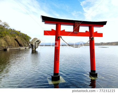 Photographed the vermilion torii gate and bottle rock at Itsukushima Shrine in Esashi, Hokkaido in May Photographed the vermilion torii gate and bottle rock at Itsukushima Shrine in Esashi, Hokkaido in May 77231215