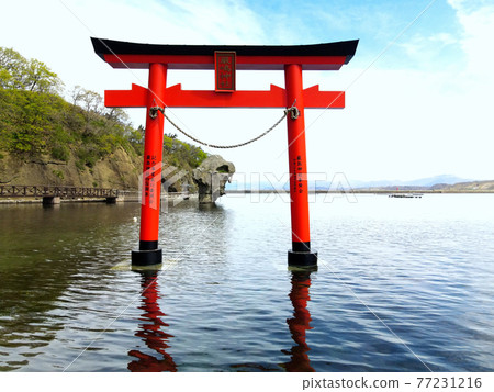 Photographed the vermilion torii gate and bottle rock at Itsukushima Shrine in Esashi, Hokkaido in May Photographed the vermilion torii gate and bottle rock at Itsukushima Shrine in Esashi, Hokkaido in May 77231216
