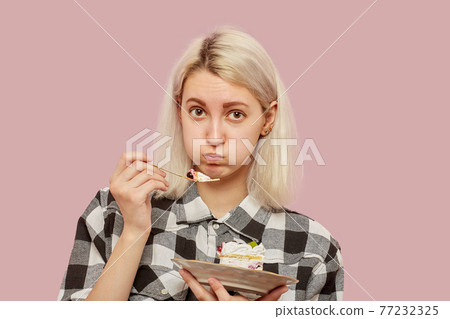 girl eats dessert 77232325
