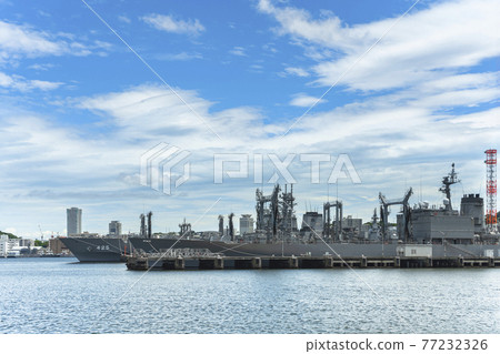 [神奈川/橫須賀] 補給艦“摩週”號和“常盤”號停泊在夏日蔚藍的橫須賀海軍基地。 77232326