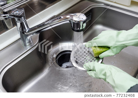 Cleaning the sink 77232408