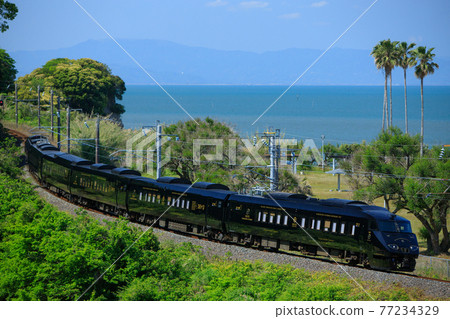 Sightseeing train "36plus3" along the Ariake Sea (JR Kyushu) Sightseeing train "36plus3" along the Ariake Sea (JR Kyushu) 77234329