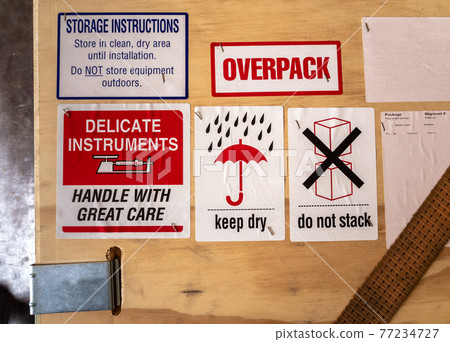 Warning and Instruction label beside the transportation wooden box 77234727