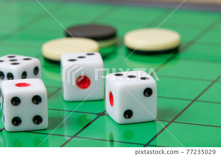骰子，方塊，方塊，奧賽羅，骰子，遊戲，娛樂，數字，賭博，賭博，賭場，骰子，棋盤 77235029