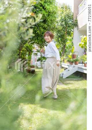 像男孩一樣的無性別LGBT女孩，一個轉身邊跑邊跑的女孩 77236051