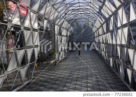 Triangular panel arcade 77236081