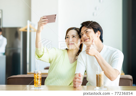 放鬆在咖啡館的年輕人和婦女 77236854
