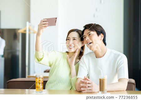 放鬆在咖啡館的年輕人和婦女 放鬆在咖啡館的年輕人和婦女 77236855