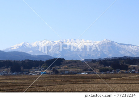 透過稻田看到的藏王山脈的冬季雪妝風景 宮城縣卡多區藏王町 照片素材 圖片 圖庫