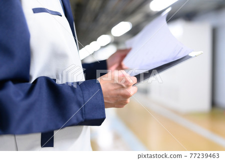 在工廠工作的人 77239463