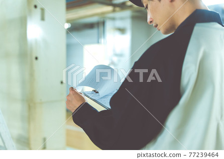 在工廠工作的人 77239464